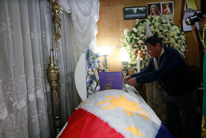Duterte condoles with fallen soldier's kin