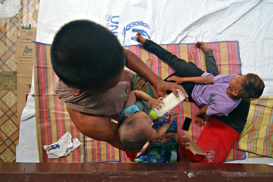 Marawi bakwit father feeding