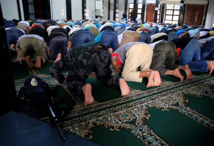Marawi praying at mosque
