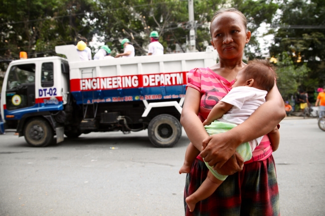 Pasig_Eastbank_Floodway_demolition_mother_and_child