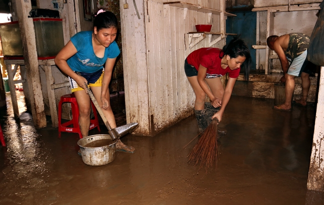 FSUU_CDO_Caritas_relief_cleaning_up_after_floodings_ERWIN_MASCARINAS