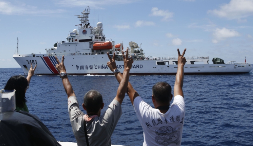 Scarborough_Standoff_Flashing_Peace_sign_at_Chinese_Coast_guard_REU
