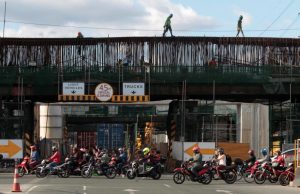 workers expressway manila_reuters