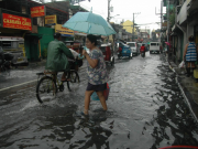 QC Rescue Team on Yellow Alert status for possible weekend flooding Wading in flood water
