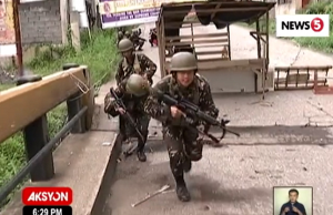 Army troops street fighting Marawi