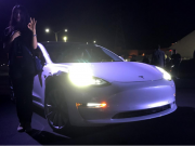 Early buyers get first Tesla Model 3 electric cars