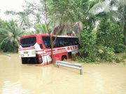 DRAMATIC RESCUE | Army, PNP, civilian rescue units pluck 25 people from roof of bus swamped by floods in Quezon