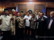 President Rodrigo Roa Duterte does his signature pose with Abdaham Idjirani, Sultan Phudalun Kiram II, Dr. Charles Chan, Datu Michael Ong Mastura, Sultan Omar Pax Mangudadatu, Pastor Saycon, Mindanao Development Authority Chair Datu Abul Khayr Alonto and Special Envoy to the Organization of Islamic Cooperation Alamarim Tillah during a meeting at the Malacañan Palace on October 12, 2017. ROLANDO MAILO/PRESIDENTIAL PHOTO