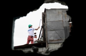 Pasig_Eastbank_Floodway_demolition_peering_through_hole