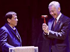 ASEAN2017_handover_Duterte_LeeHsienLoong