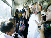 ‘EPAL’ MOVE? | Harry Roque explains why he decided to ride MRT-3 during non-rush hour Roque rides MRT3