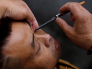 ARAGUY! | This barber in China does not only cut hair, he also flips eyelids and shaves them for a fee