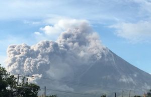 Mayon_Erupting_FB_PNA
