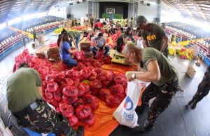 Mayon_Volcano_soldiers_pack_relief_goods_KJ_ROSALES_Philstar