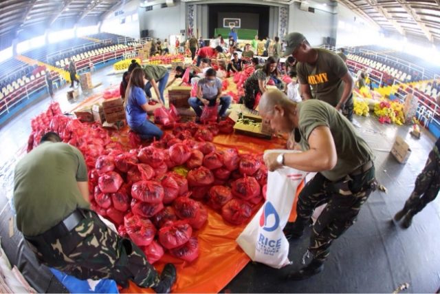 Mayon_Volcano_soldiers_pack_relief_goods_KJ_ROSALES_Philstar