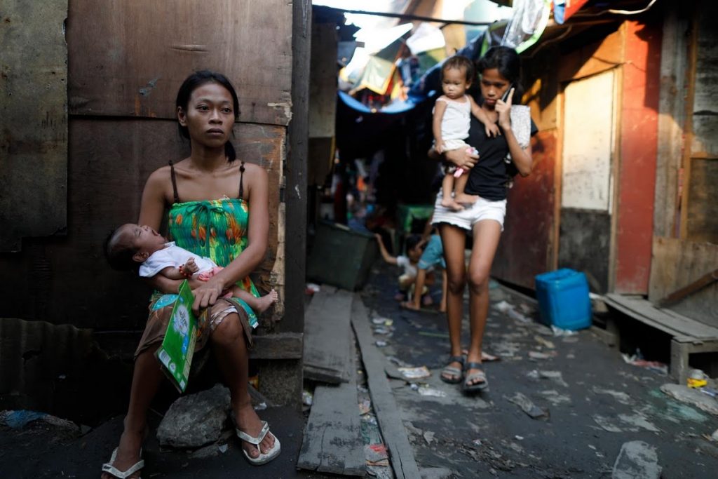 Photo Essay Nightfall In Philippine Slum Revives Specter Of Deaths In