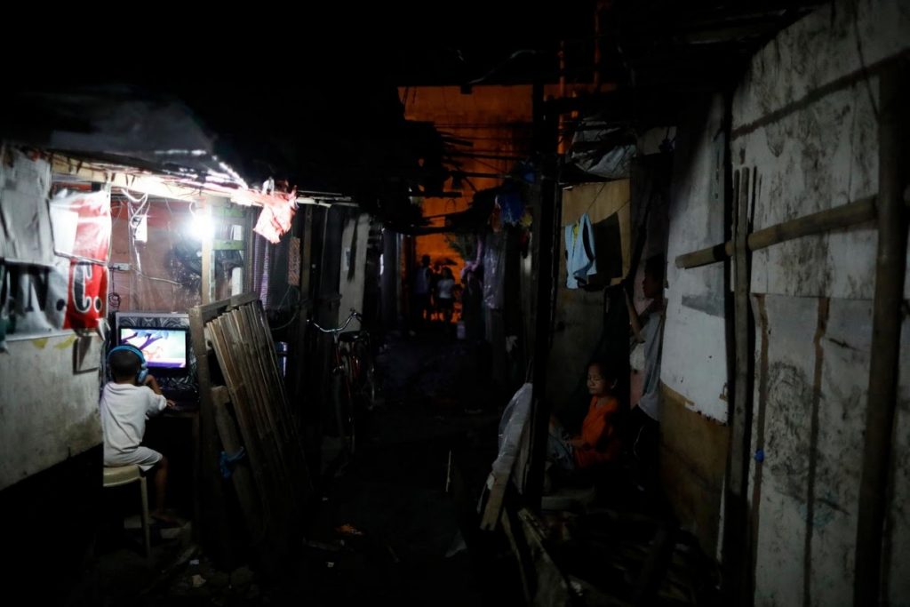 PHOTO ESSAY | Nightfall in Philippine slum revives specter of deaths in ...