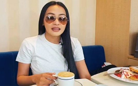 Mocha Uson drinking coffee