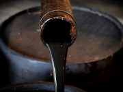Oil prices climb as U.S. energy firms cut rigs, Iran sanctions loom