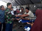 Indonesia scrambles to help quake-hit island as death toll tops 800