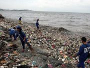 Manila Bay with trash