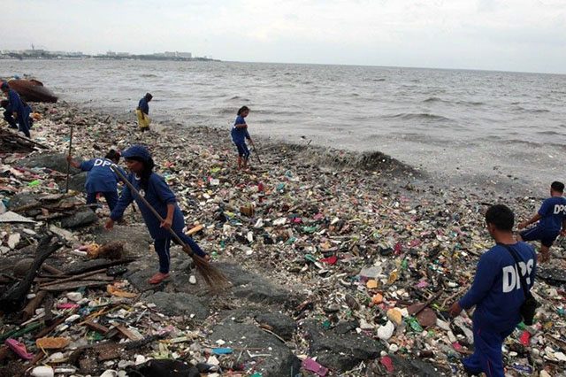 Manila Bay with trash