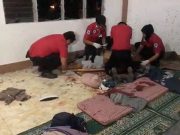 Rescue personnel work to resuscitate a victim after a grenade attack on a mosque in Zamboanga
