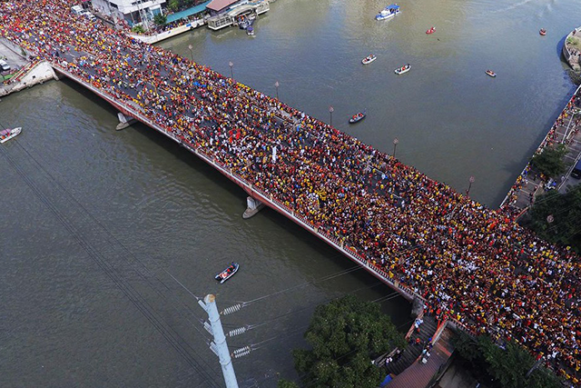 WATCH: Jones Bridge is now filled with thousands of Black Nazarene devotees