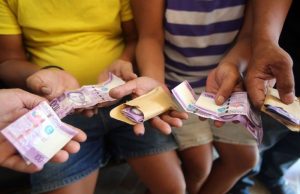 Filipinos vote buying