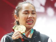 Hidilyn Diaz with a medal