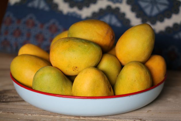 Filipinos Amused That Foreigners Have No Clue How To Cut Mangoes In 