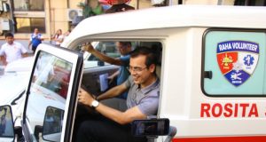 Isko Moreno in an ambulance