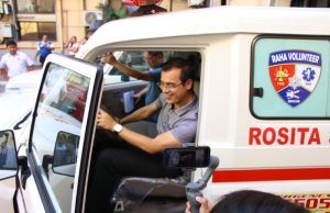 Isko Moreno in an ambulance