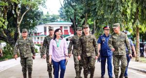 Robredo with Army officials