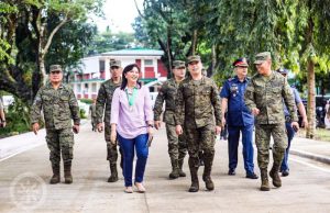 Robredo with Army officials