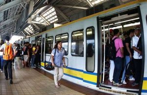 LRT 1 passengers
