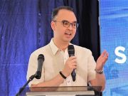There’s a strange painting of House lawmakers behind Cayetano during a press conference