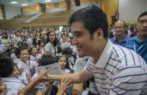 Vico Sotto with Filipinos