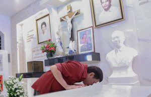 Duterte in parents' tomb