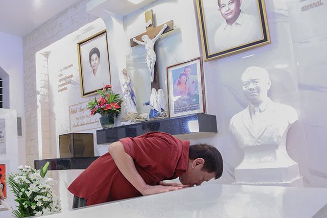 Duterte in parents' tomb