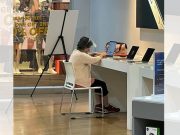 Thanks to netizens, old woman using store demo laptop can now talk to family with own gadget Old woman in Power Mac Store