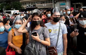 ilipinos wearing face shields