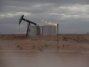Oil steadies on waning supply worries over Ukraine crisis