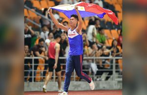 EJ Obiena with flag