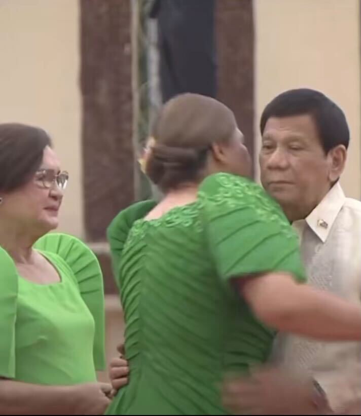 Sara Duterte, Rodrigo'ya sarılır