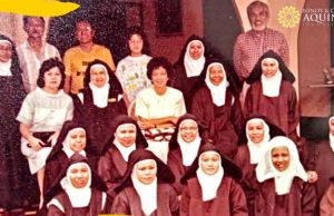 Cory Aquino wth Carmelite nuns