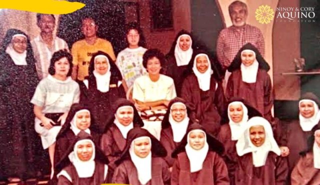 Cory Aquino wth Carmelite nuns