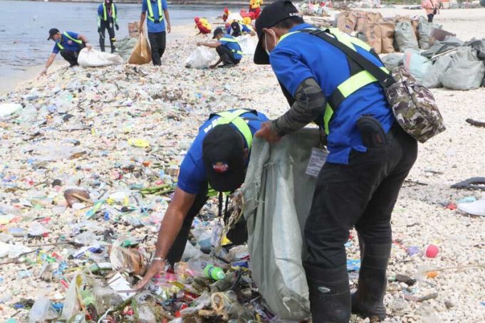 Piles of trash spotted on dolomite beach after 'Karding' batters Luzon