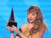 Taylor Swift wins top trophy at American Music Awards Taylor Swift_AMA 2022