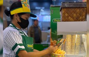 Potato Corner_service crew